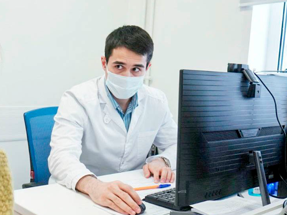 Стакан вошел не в ту дверь: в больнице помогли пациенту с инородным предметом в прямой кишке