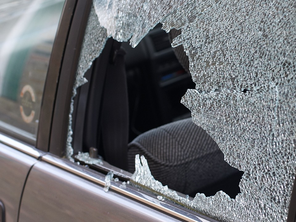 «Конфликт из-за парковки»: жители Долгопрудного предположили, почему разбили авто во дворе