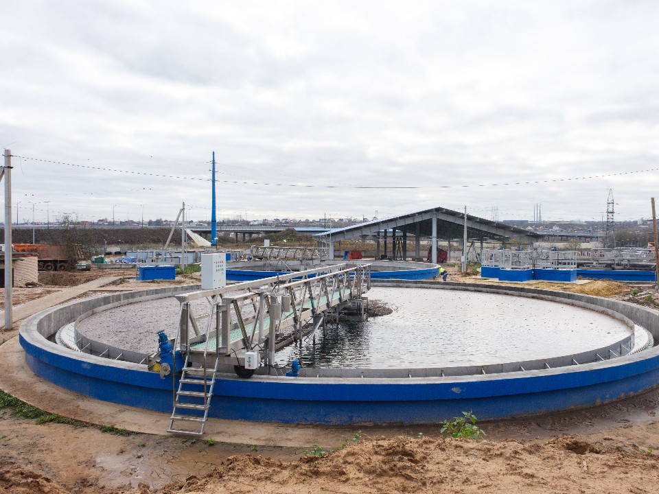 На территории новых очистных укладывают асфальт и красят оборудование