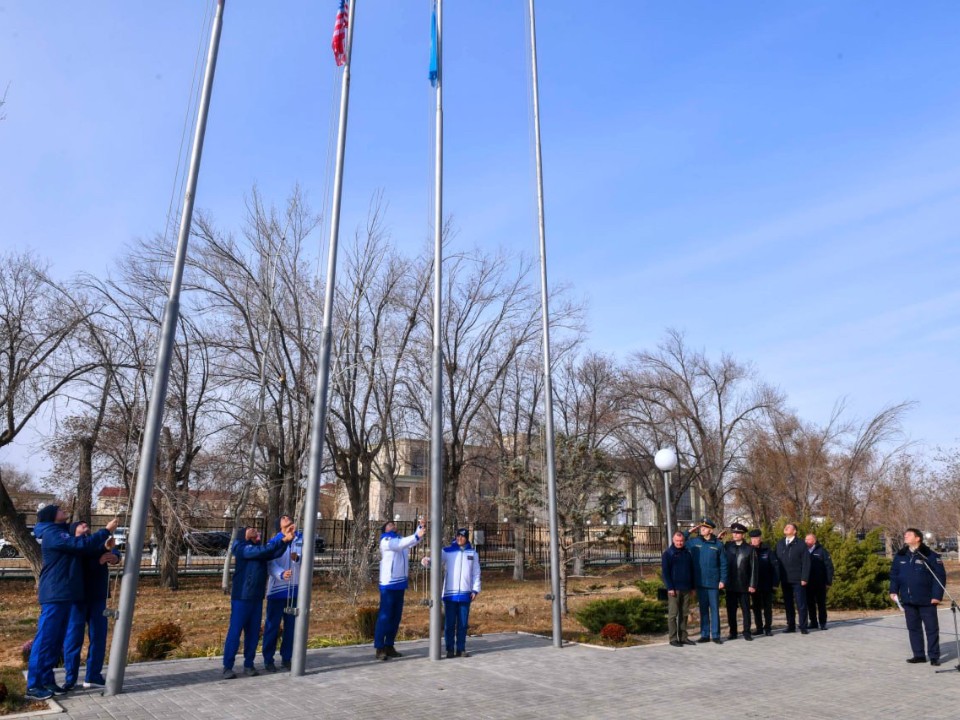 Подняли флаги, возложили цветы: на Байконуре почтили память основоположников космонавтики