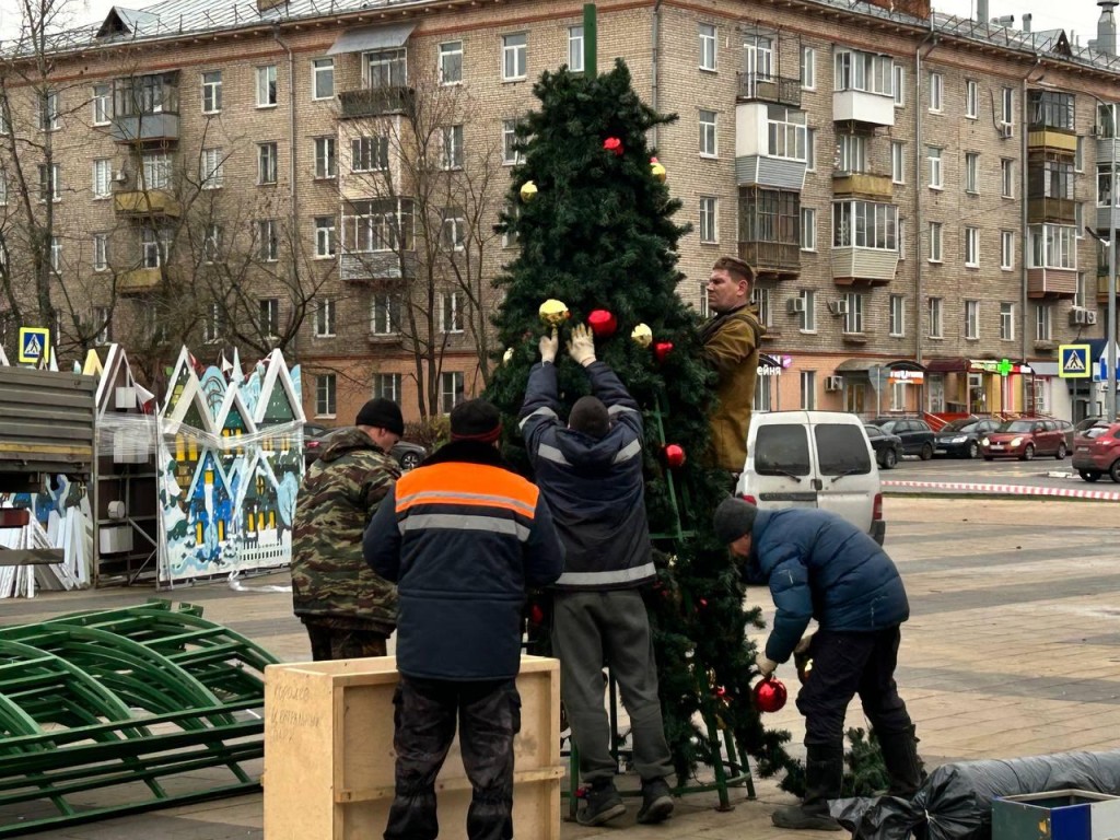 Главную елку Королева начали монтировать на Центральной площади