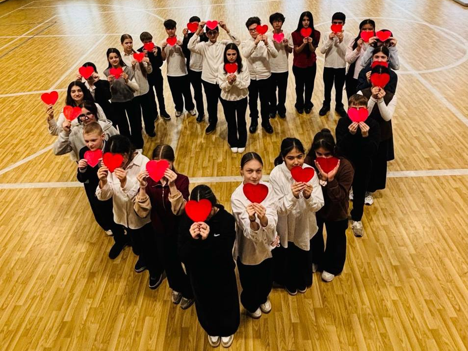 Ученики школы №2 в Котельниках создали «живое сердце» в подарок мамам