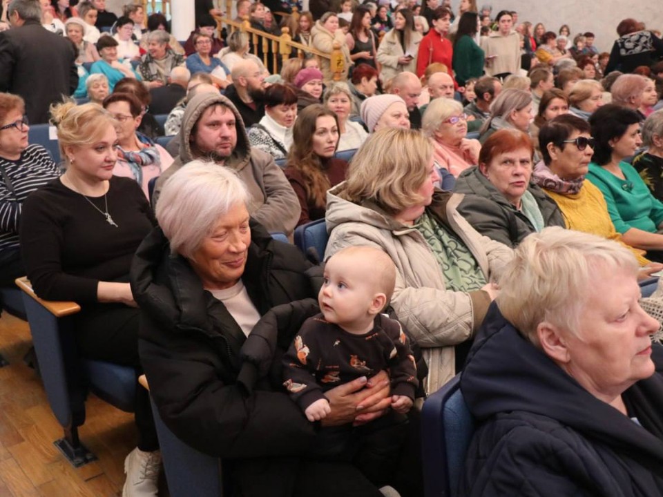 В Шаховском ДК на концерте ко Дню матери был полный аншлаг