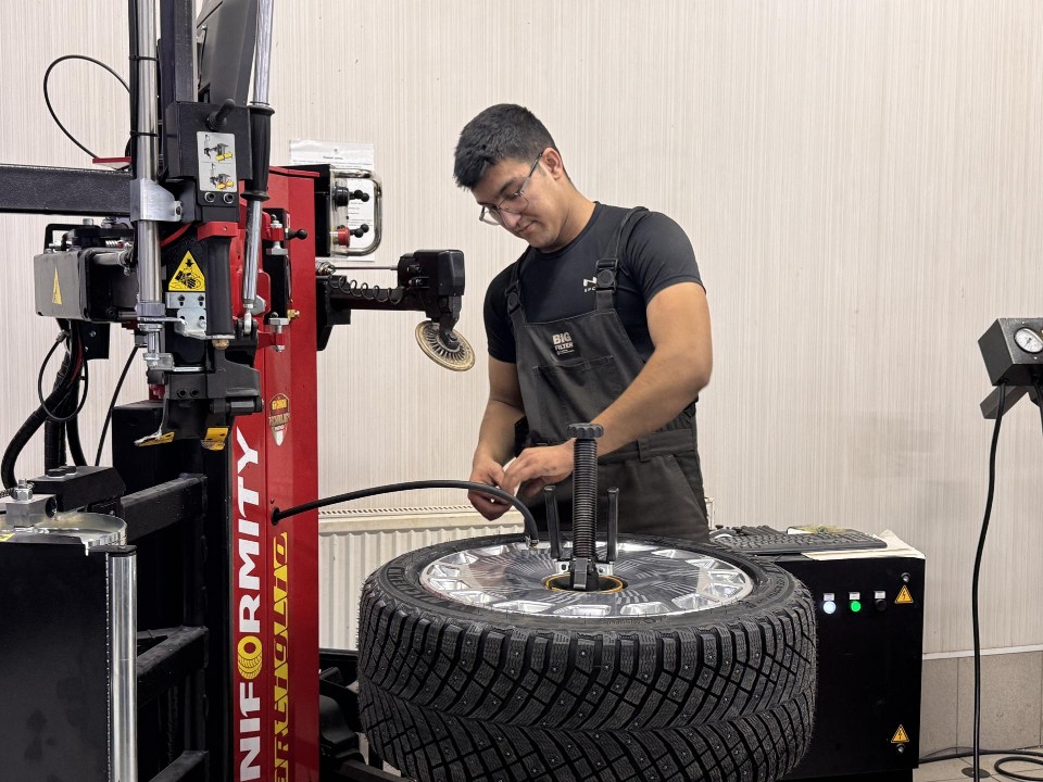 В техцентре Одинцова рассказали о перегрузке боксов из-за сезонной смены покрышек