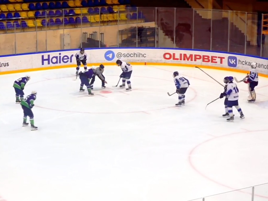 Юниоры «СШОР Боброва» вырвали победу у «Бурана» в решающем третьем периоде