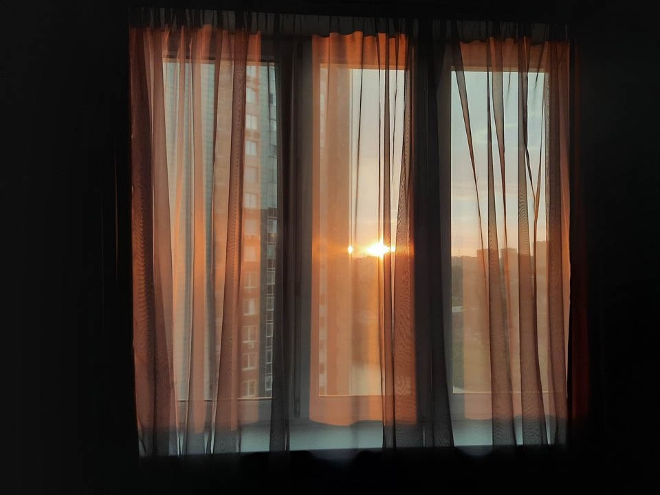 Любишь подглядывать за соседями в окно — плати штраф: когда подглядывание преступает черту