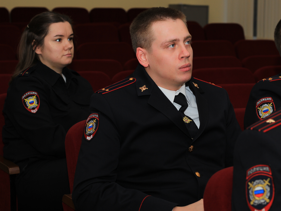 Участковым полиции авиаграда вручили благодарности в честь профессионального праздника