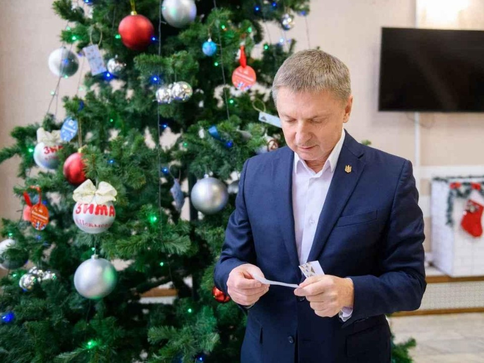 Трогательные истории и улыбки детей: в Подмосковье стартовала новогодняя акция «Елка желаний»