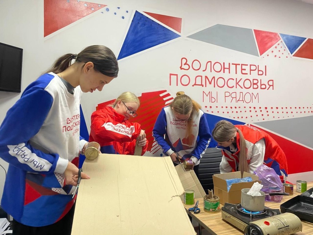 От тактических браслетов до окопных свечей: чем молодежь Дмитрова помогает защитникам Родины в зоне СВО