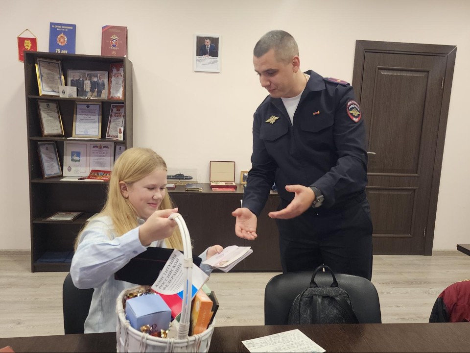 Школьнице из Одинцова в день получения паспорта попробовала себя в роли сотрудника отдела миграции