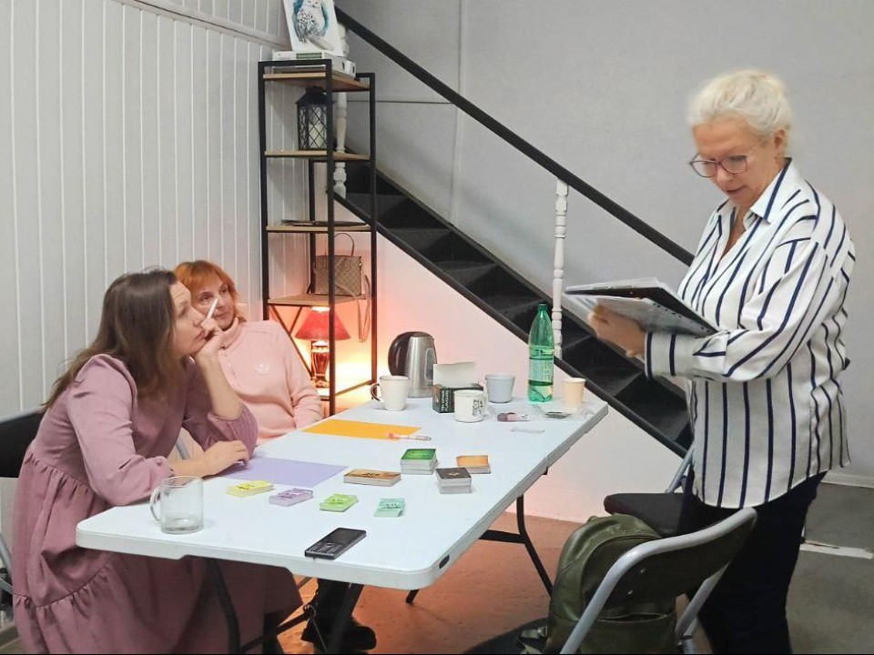 Спортивный психолог проводит игры по профориентации для школьников в Звенигороде