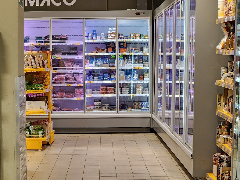 Нет маркировки и явная просрочка: что скрывают продукты на полках в Подмосковье и как не попасться на обман