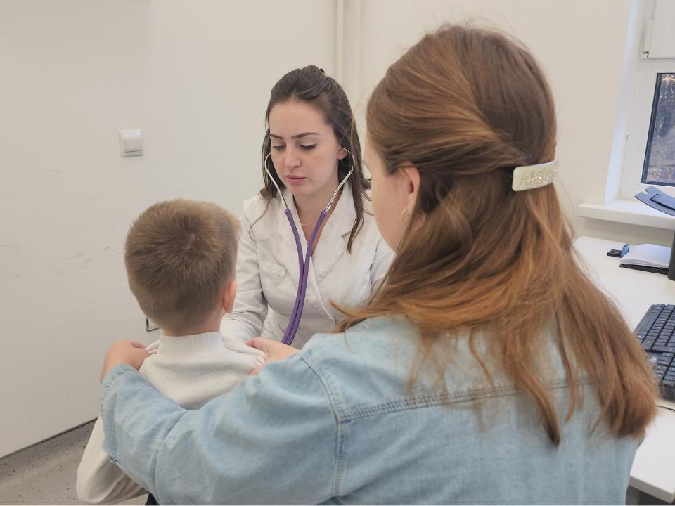 «Ни дня без улыбки и переживаний»: новый врач ведет прием маленьких пациентов в поликлинике мкр. Зенино