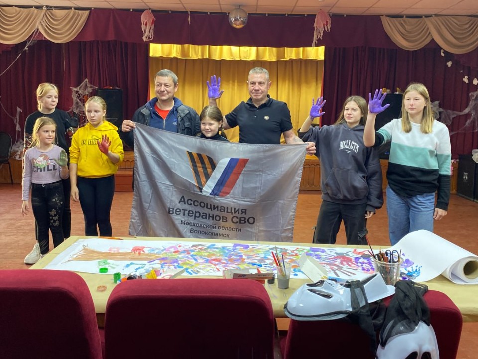 Ветеран СВО и дети из Теряева создали из разноцветных ладошек «Дерево единства»