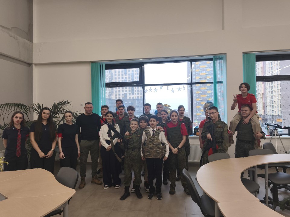 Ветеран СВО раскрыл секреты выживания школьникам Люберец на уроке мужества