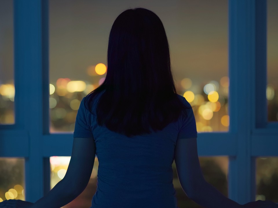 Жителей Ногинска попросили не смотреть в окна по ночам