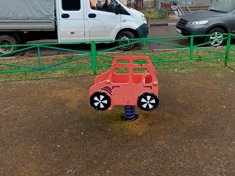 На улице Подмосковной отремонтировали детскую площадку