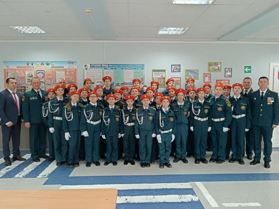 В Белостолбовской школе начали готовить будущих спасателей: чему научат ребят и как попасть в новый кадетский класс