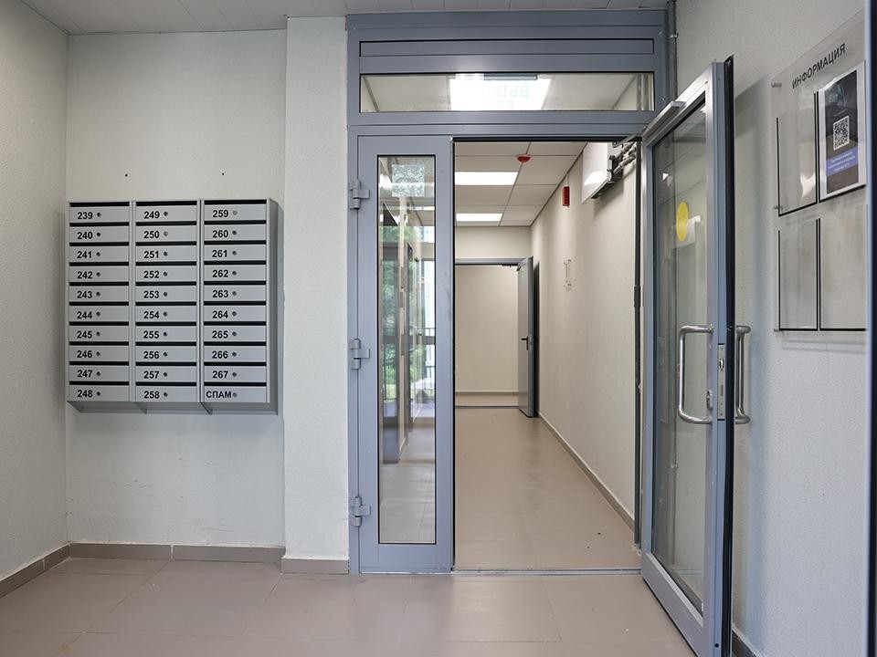 Правоохранители и МЧС работают на месте: в подъезде на юго-западе Москвы обнаружена граната