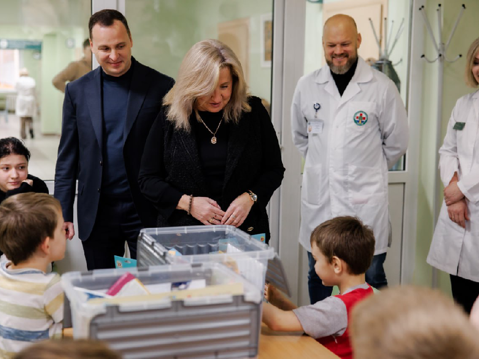 Игрушки, творчество и улыбки: депутаты доставили в дубненскую больницу «Коробки храбрости»