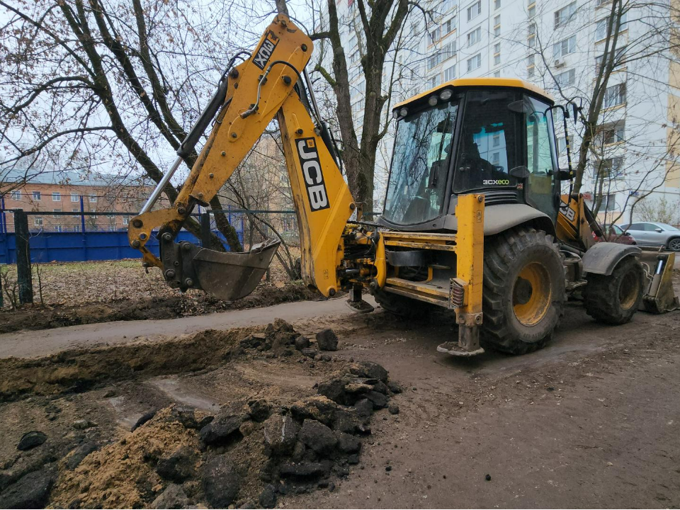 Рядом с Академией спорта ремонтируют пешеходную зону и устанавливают новые бордюры