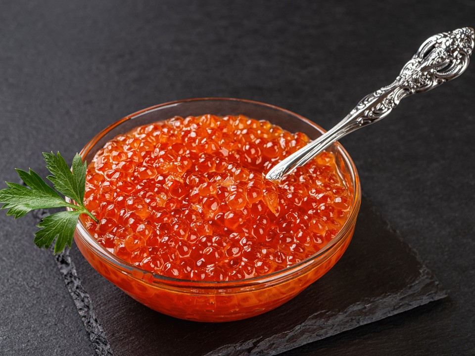 Больше двух ложек в день — опасно: диетолог из Электрогорска объяснила, как есть красную икру