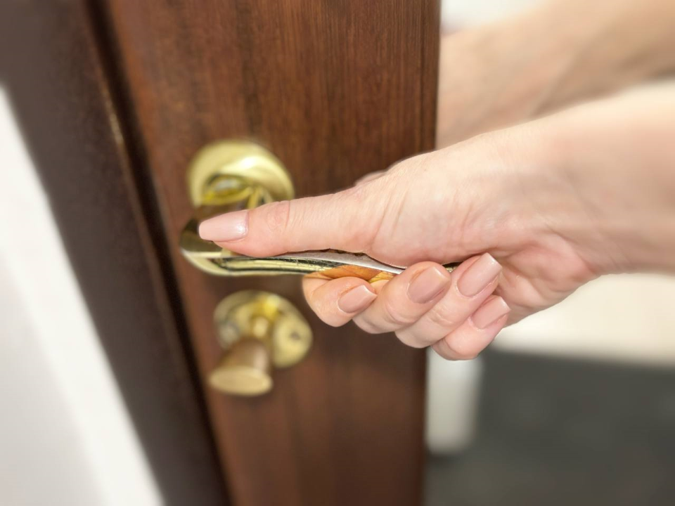 Мыть дверные ручки рекомендует врач из Серпухова для профилактики гриппа