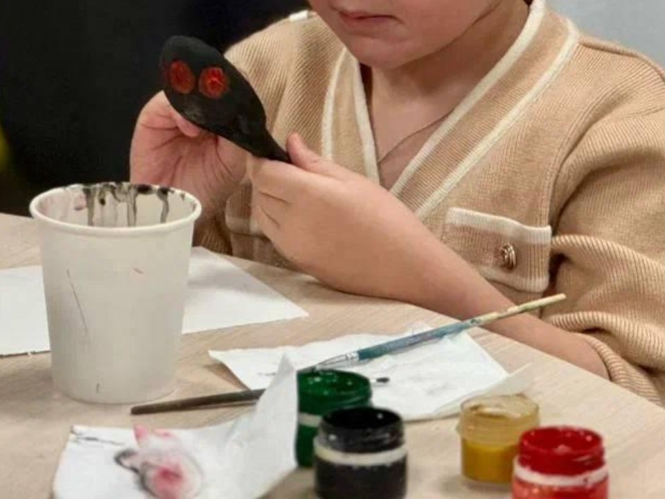 Семьи героев СВО научились расписывать деревянные ложки: необычная встреча в Пушкино