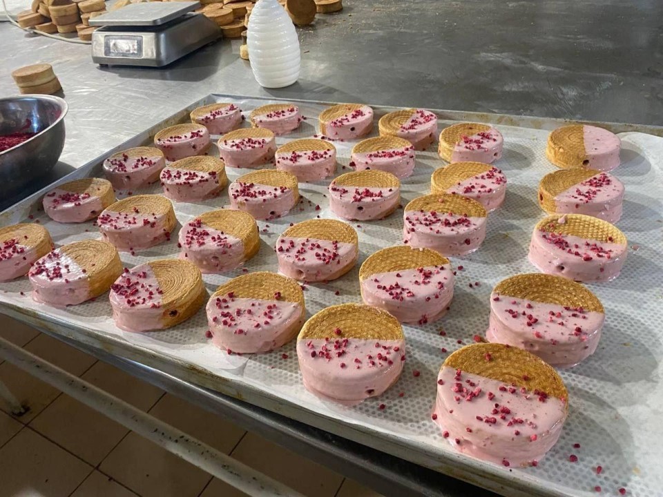 Промтуризм в Подмосковье: в Лобне прошла экскурсия на фабрику «Пастричи» для семей участников СВО