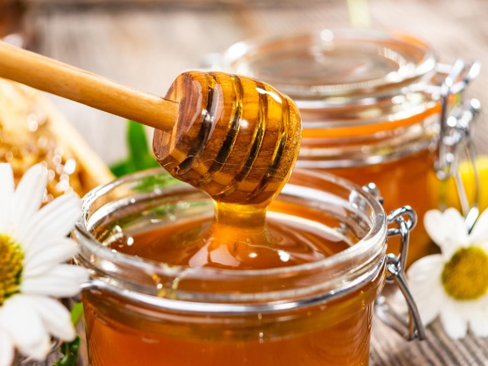 Как выбрать вкусный и свежий мед: гид по сортам для тех, кто путается в баночках