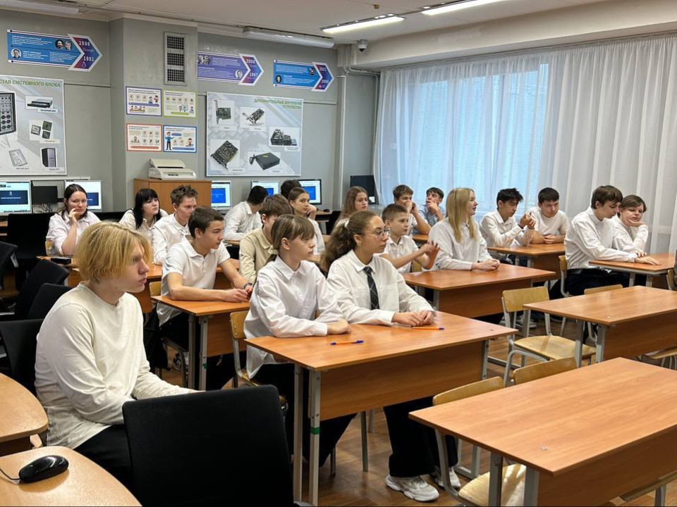 Гимназистов из Лыткарина научили делать виртуальные открытки