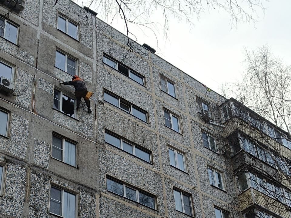 Промышленные альпинисты работают на фасадах коломенских многоэтажек