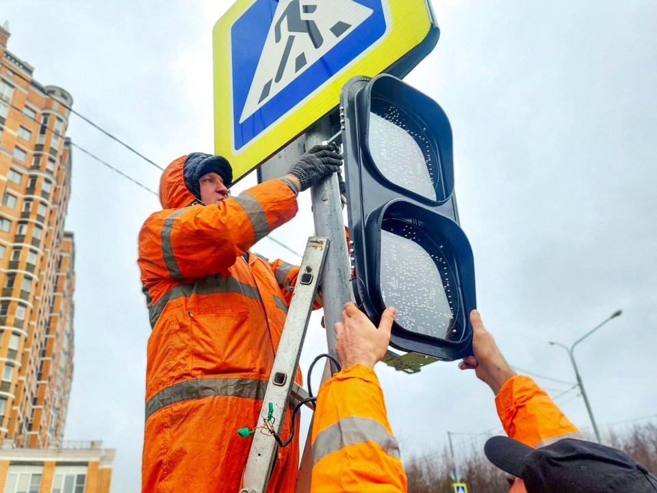 В Пущине заменили светофоры на оживленном перекрестке улиц Институтской и Грузовой