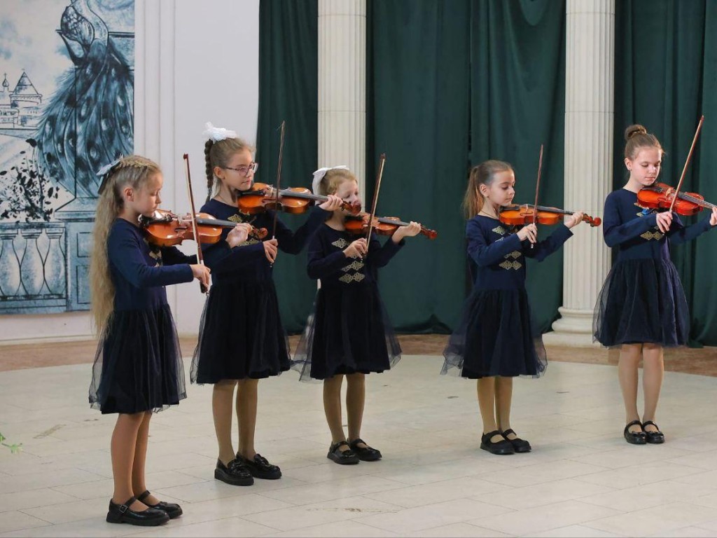 Музыка, живопись и цирк: как в Серпухове отметили День первоклассника в школе искусств