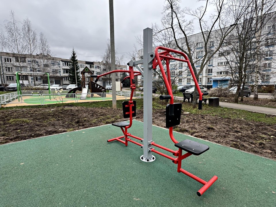 «Раньше ездили в другие районы»: жители Владимирской получили спортплощадку с тренажерами во дворе