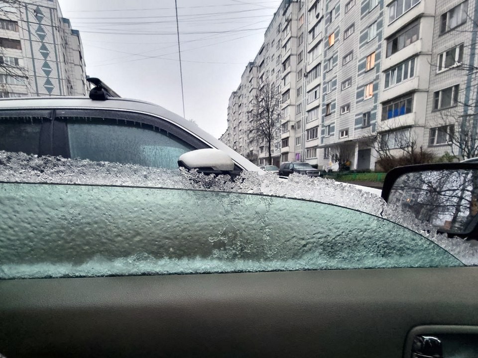 Ледяная корка на машинах и проводах: транспорт следует в понедельник с опозданием