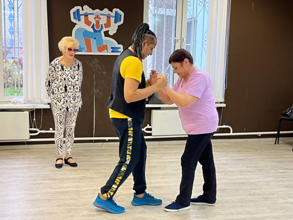 Сальса вместо стресса: как лобненские пенсионеры учатся танцевать