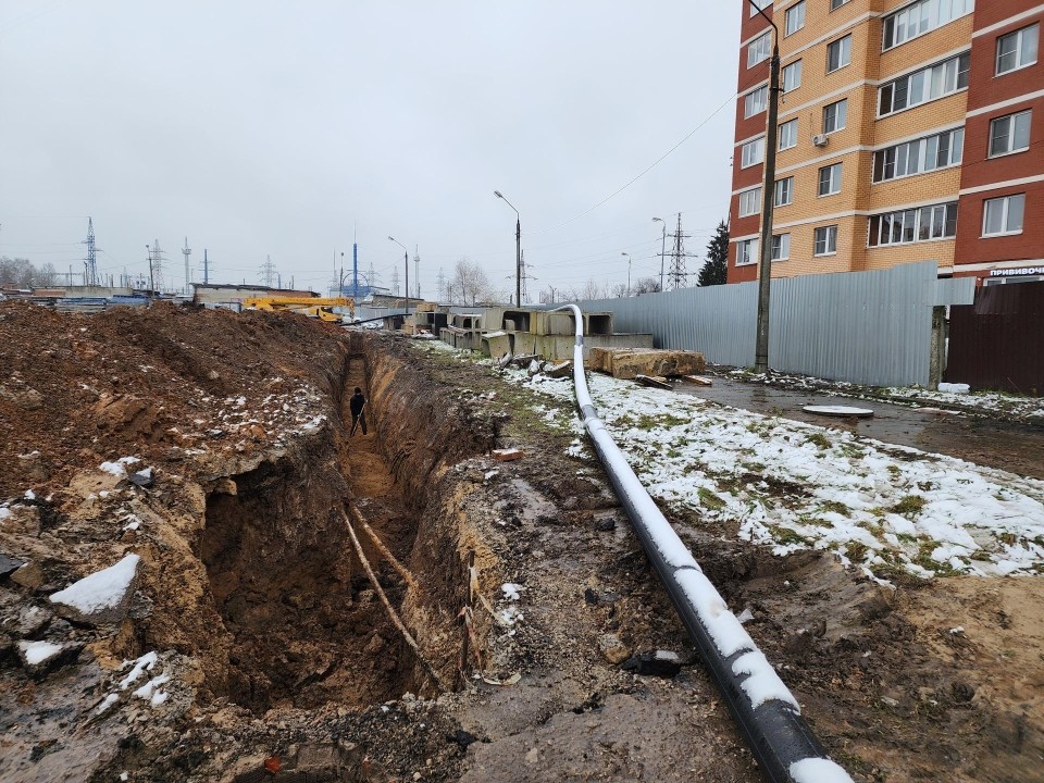 Ветку водопровода прокладывают у гимназии №2 для нужд нового корпуса
