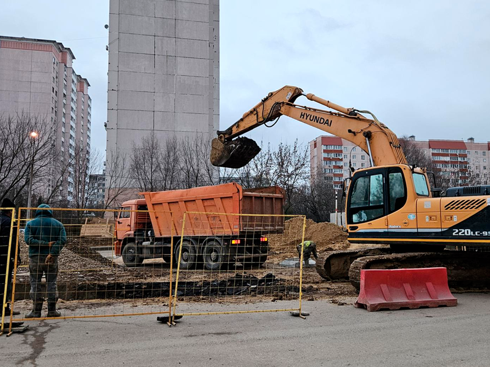 Три подрядчика одновременно ведут ремонт на улице Молодежной