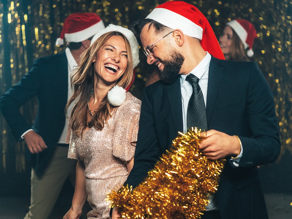 «Вам еще вместе работать»: что надеть на новогодний корпоратив