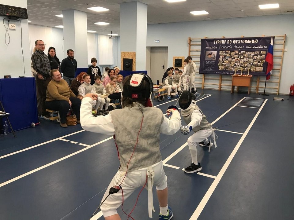Турнир памяти тренера по фехтованию провели в центре «Галактика»