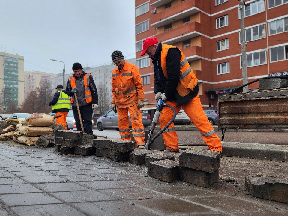 В Лосино-Петровском на улице Нагорной обновляют бордюр