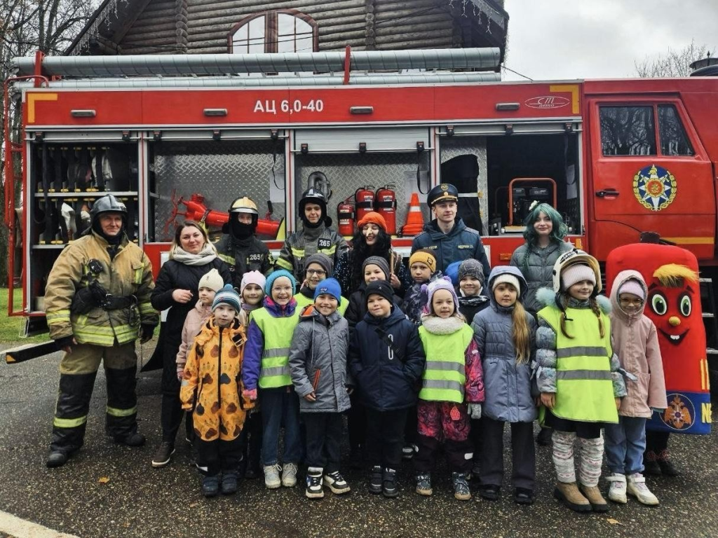 От экипировки до спецмашины: в Рузе дети примерили на себя роль спасателей