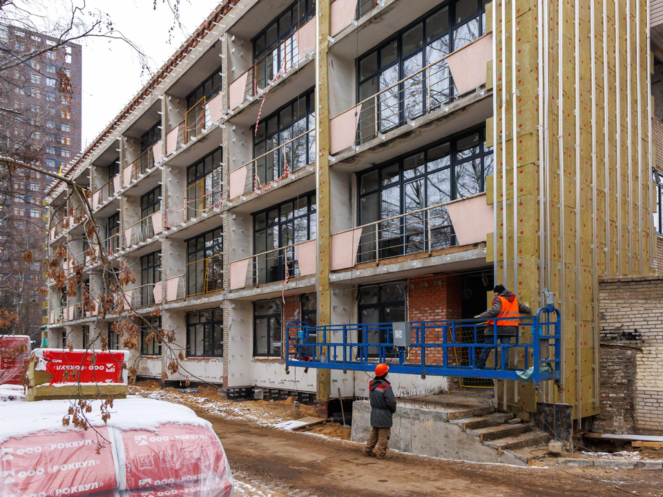 В Ухтомской больнице устанавливают витражные окна и новую кровлю