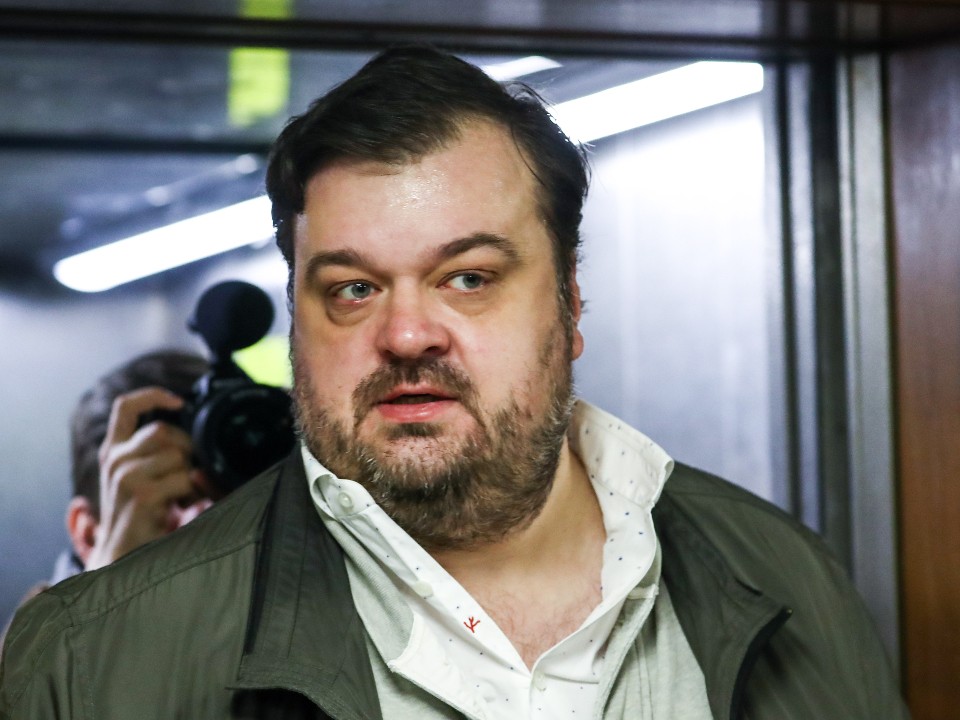 «Играйте в футбол»: на могиле Василия Уткина в Балашихе открыли памятник с его легендарными фразами