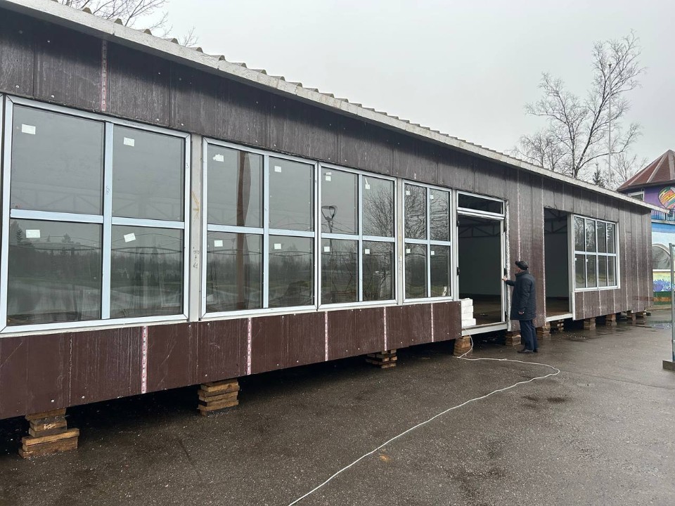 В парке Краснознаменска устанавливают инфраструктуру бесплатного катка