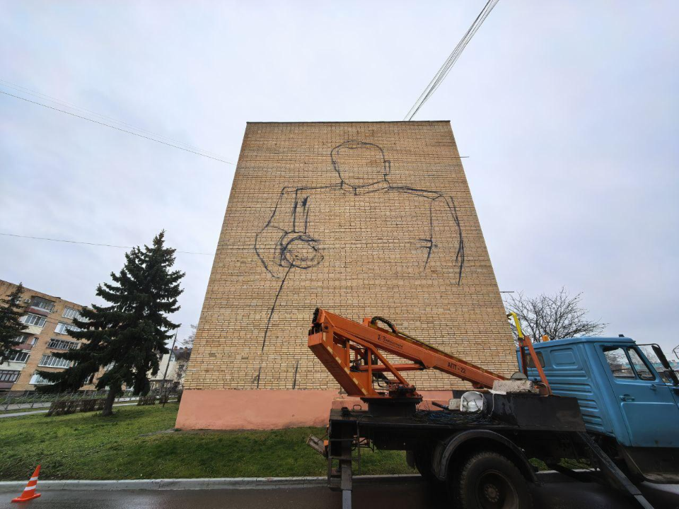 В Серебряных Прудах создают гигантский мурал в честь легендарного маршала-земляка