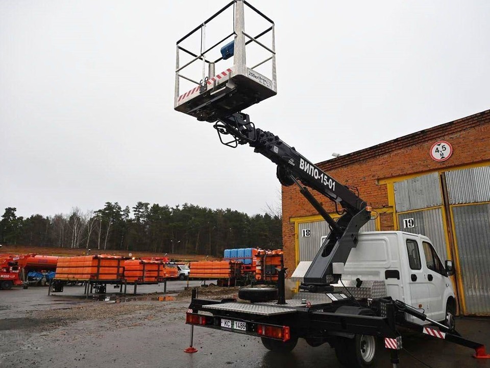 Улицы Серпухова оформят к Новому году с помощью нового подъемника