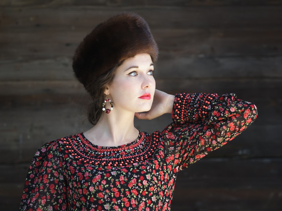 Прощай, бини! Люберецкий стилист назвала новый зимний хит 2025-2026: меховые шапки из 90-х