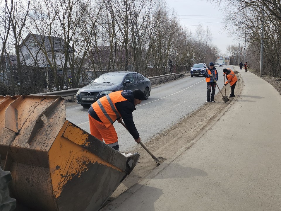 Придорожную полосу автодороги в поселке Свердловский очистили от мусора